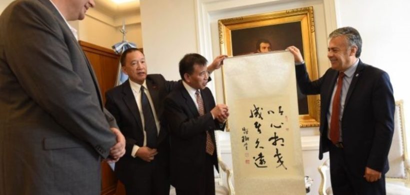Sí, Cornejo manda su tanque a China para conseguir mercados y turistas