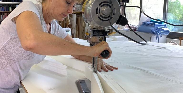 Un grupo de mendocinos confeccionó y donó 4.700 barbijos y 560 batas para el personal de la salud