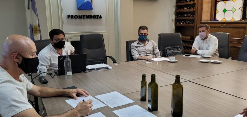 Economía y ProMendoza se reunieron con olivícolas para evaluar una nueva importación de botellas Economía y ProMendoza se reunieron con olivícolas para evaluar una nueva importación de botellas